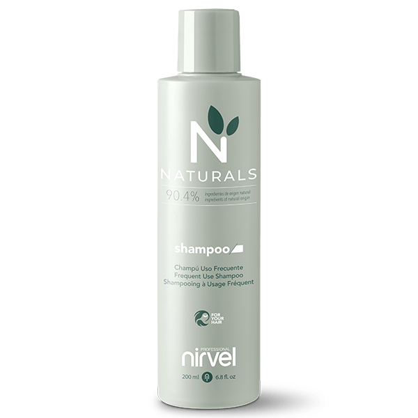 Nirvel Naturals Shampoo är ett vårdande shampoo som passar alla hårtyper, innehåller naturliga ingredienser som citrusdoftande järnört för en uppfriskande och återfuktande effekt.